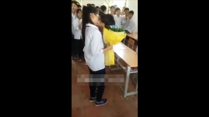 Ngày 20/10, học sinh tặng hoa và... hôn nhau ngay trong lớp - Ảnh 2