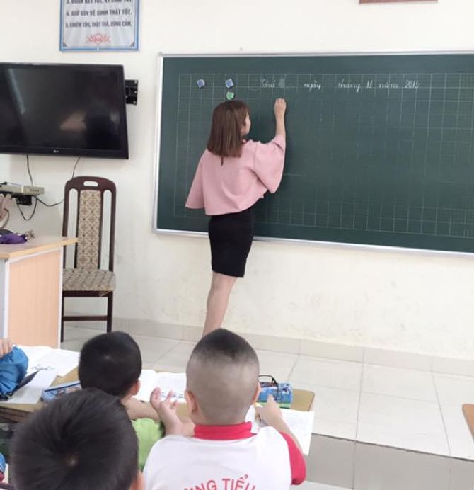 Nữ giáo viên tiểu học diện "váy ngắn xẻ cao" gây xôn xao - Ảnh 3