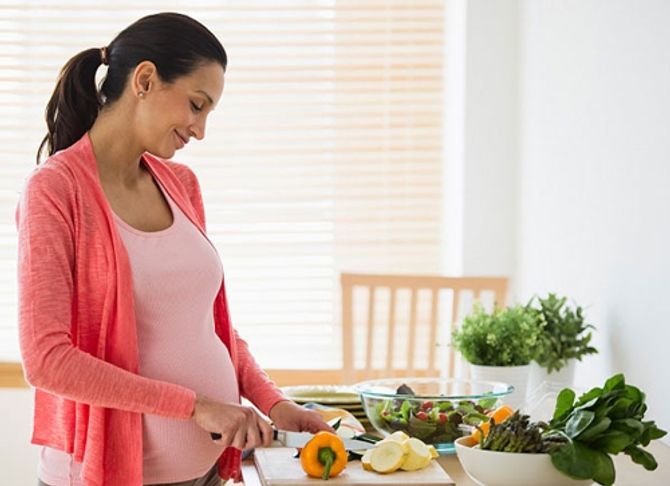 Bà bầu nên và không nên ăn gì khi mang thai 3 tháng đầu? - Ảnh 1