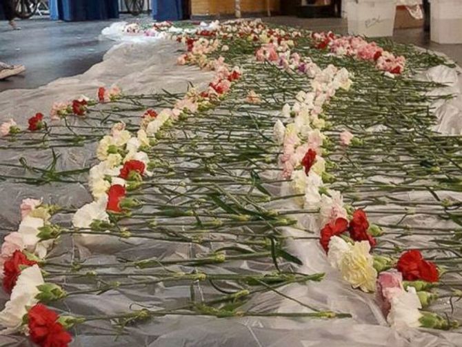 Rửa bát kiếm tiền tặng hoa 800 bạn nữ dịp Valentine - Ảnh 1