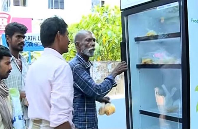 Ấm lòng chiếc tủ lạnh đầy bánh đặt giữa đường cho người nghèo - Ảnh 3