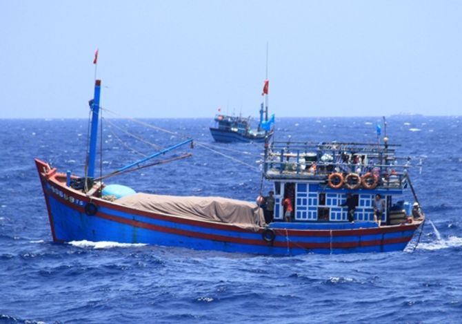 Ngư dân Việt gặp nạn trên biển được đưa về nước - Ảnh 1