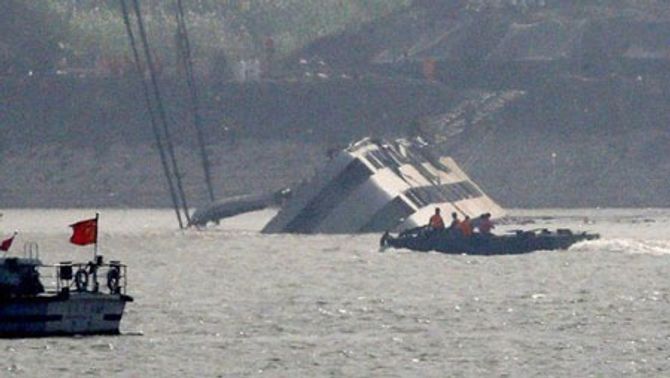 Chìm tàu Trung Quốc: Tìm thấy 396 thi thể, thân nhân tuyệt vọng - Ảnh 1