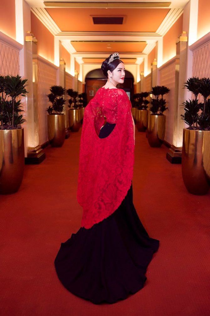Lý Nhã Kỳ lộng lẫy như công chúa đầy lôi cuốn trên thảm đỏ Cannes - Ảnh 4