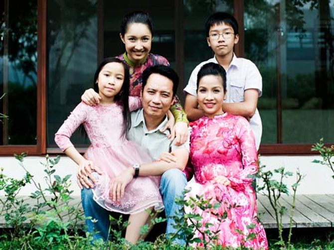 Những bà mẹ kế của showbiz Việt không bao giờ "ghẻ lạnh" con chồng - Ảnh 1