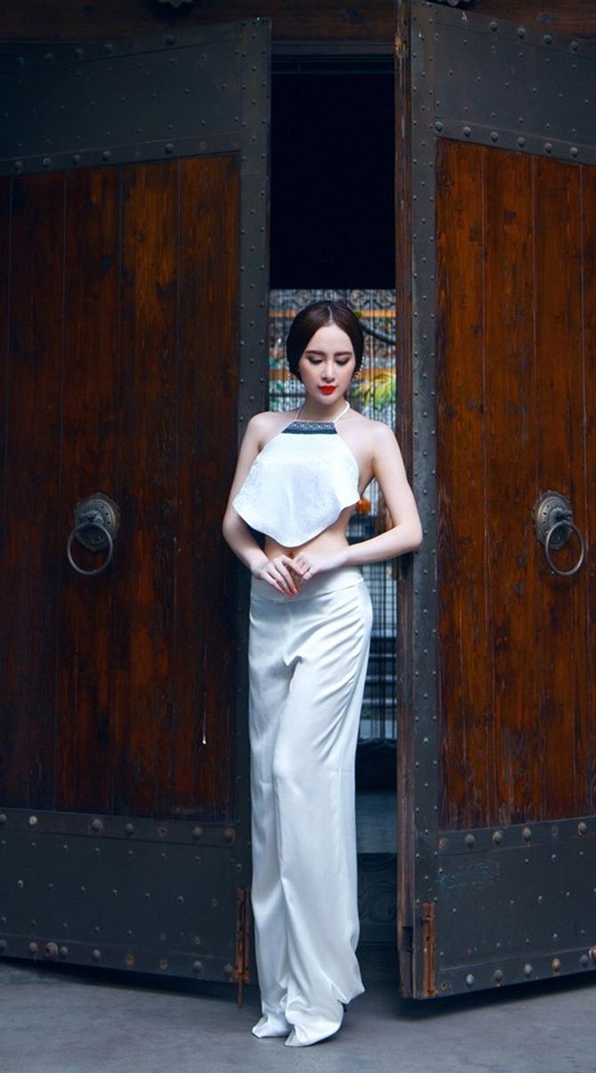 Những trang phục sexy "nghẹt thở" của Angela Phương Trinh - Ảnh 6