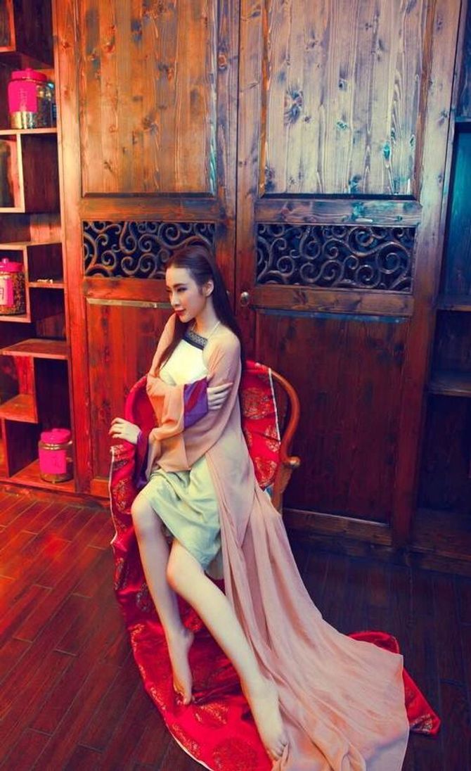 Những trang phục sexy "nghẹt thở" của Angela Phương Trinh - Ảnh 5