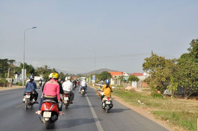 Giá vé xe khách đắt, người dân chạy xe máy 500km vào Nam - Ảnh 2