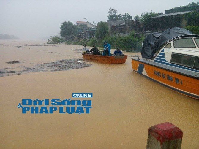 Hà Tĩnh: Nước sông dâng cao, người dân khẩn trương di dời tài sản tránh lũ - Ảnh 1