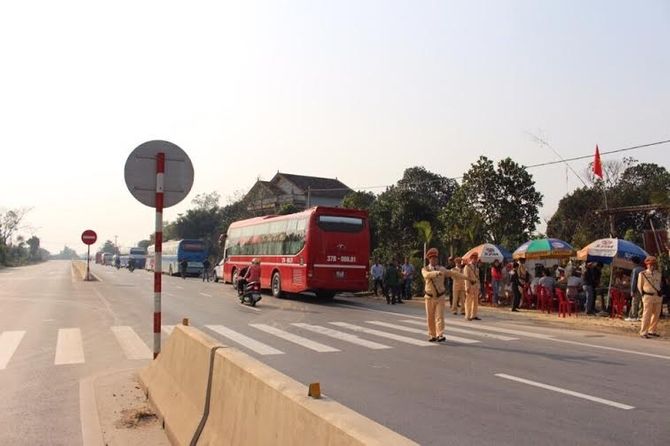 CSGT Quảng Bình bắt xe khách Nghệ An nhồi nhét 60 hành khách - Ảnh 2