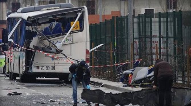Pháp: Tai nạn xe buýt, 6 học sinh thiệt mạng - Ảnh 1