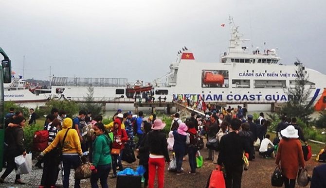 Tàu cảnh sát biển đưa hàng trăm dân Lý Sơn về quê ăn Tết - Ảnh 1