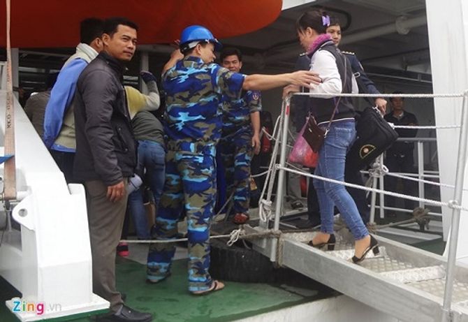 Tàu cảnh sát biển đưa hàng trăm dân Lý Sơn về quê ăn Tết - Ảnh 2