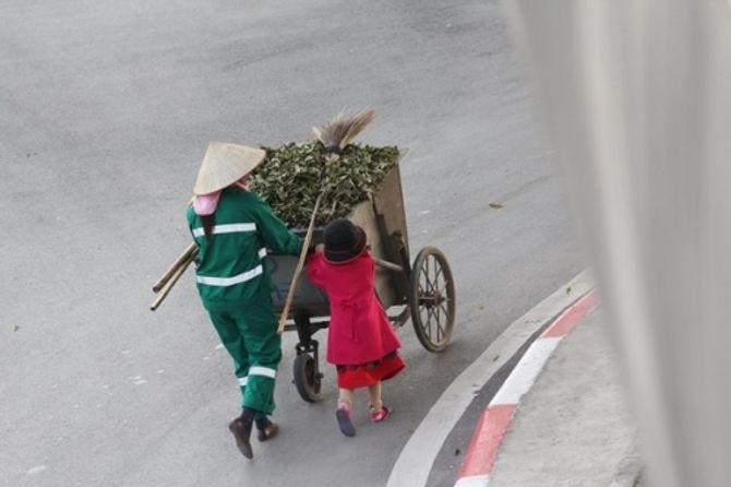 Lặng người thấy cảnh cô bé đẩy xe rác cùng mẹ trong ngày Tết - Ảnh 2