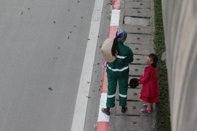 Lặng người thấy cảnh cô bé đẩy xe rác cùng mẹ trong ngày Tết - Ảnh 3