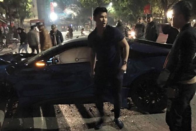 BMW i8 màu xanh ngọc độc nhất Việt Nam lại bị tai nạn gây xôn xao cộng đồng mạng - Ảnh 4