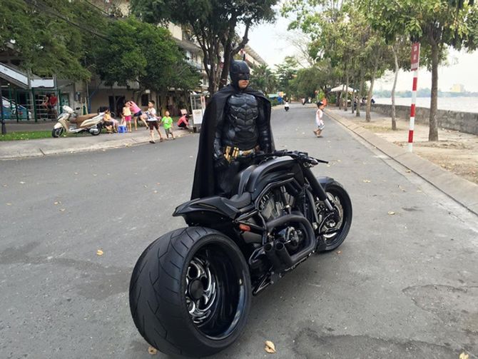 Chàng trai Việt Nam đầu tư cả bộ Batman, xuống phố chơi Tết - Ảnh 1