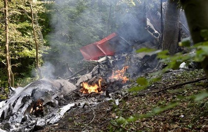 Tai nạn máy bay tại Slovakia: 7 người chết, 31 người nhảy dù thoát - Ảnh 1
