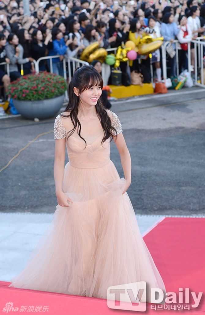 Kim Tae Hee "đẹp đến nghẹt thở" trong bộ đầm xẻ gợi cảm - Ảnh 11