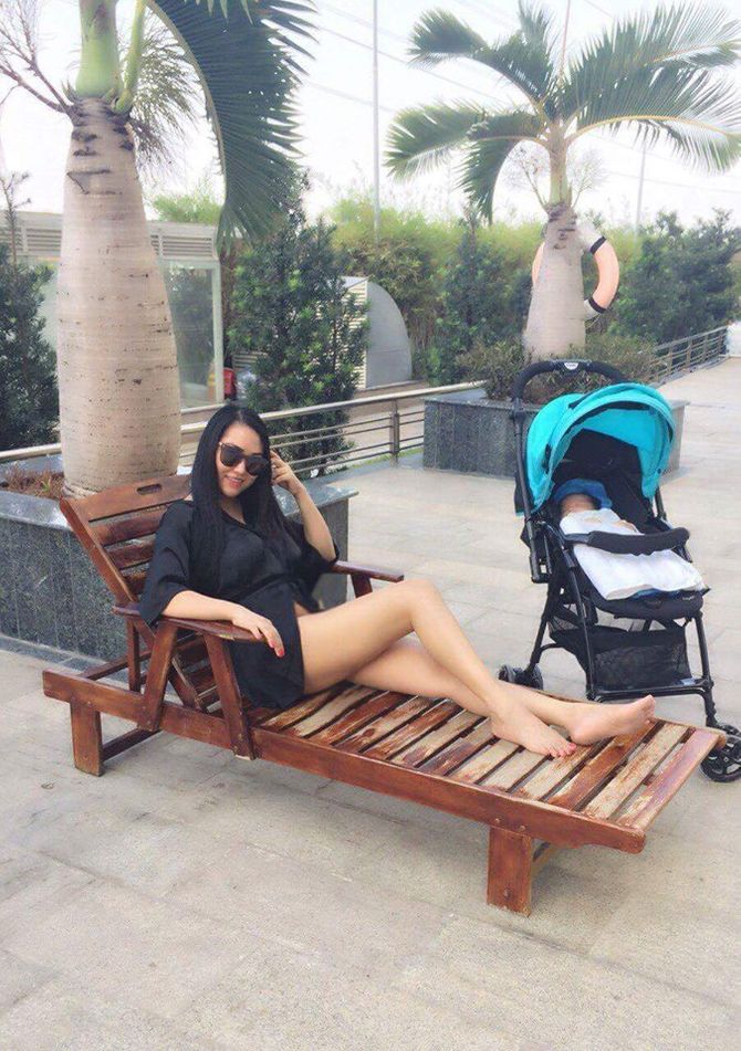 Facebook sao: Phi Thanh Vân tự tin diện bikini, Hà Anh khoe vòng 1 hững hờ - Ảnh 1