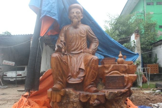 Chuyện chưa kể về người có bức tượng gỗ Nguyễn Du lớn nhất Việt Nam - Ảnh 3