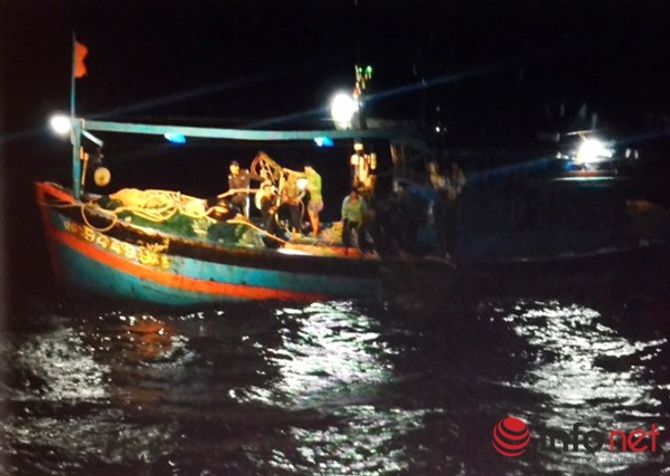 Đà Nẵng: Cứu kịp thời 9 ngư dân đang trôi dạt trên biển - Ảnh 1