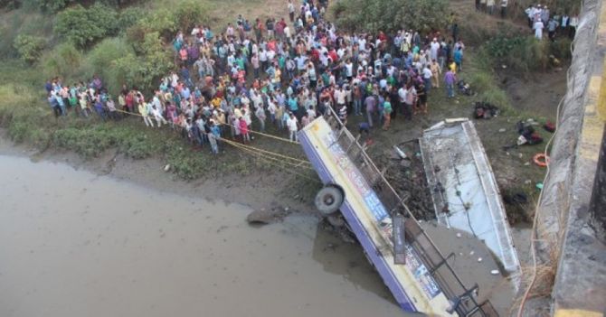 Tai nạn xe buýt tại Ấn Độ, ít nhất 37 người thiệt mạng - Ảnh 1