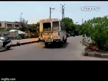 Tin thế giới - Ấn Độ: Phẫn nộ cảnh thi thể nạn nhân COVID-19 rơi khỏi xe cứu thương cùng âm thanh loảng xoảng