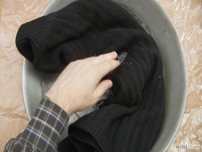 Mẹo hay khắc phục áo len bị dão khi giặt