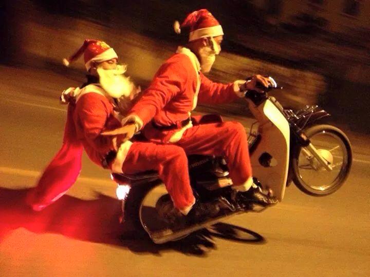 Xôn xao ông già Noel bốc đầu xe máy trong đêm