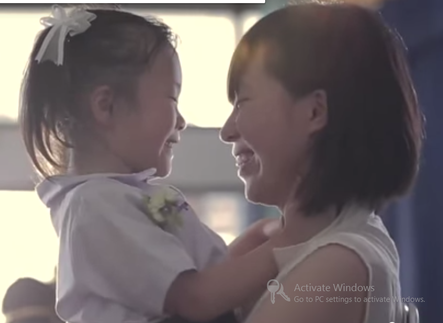 Clip nữ sinh Thái làm mẹ đơn thân gây xúc động mạnh