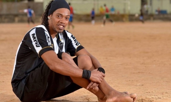Ronaldinho phải ngồi tù, bản copy của anh nhờ vậy kiếm tiền mỏi tay - Ảnh 1