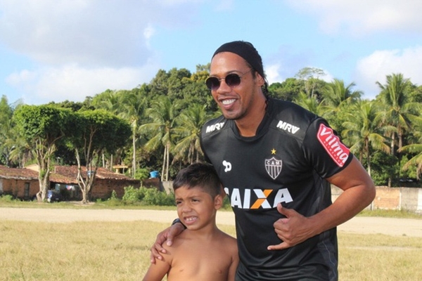 Ronaldinho phải ngồi tù, bản copy của anh nhờ vậy kiếm tiền mỏi tay - Ảnh 2