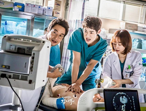 “Romantic Doctor, Teacher Kim”: tưởng không hay nhưng hay không tưởng - Ảnh 2