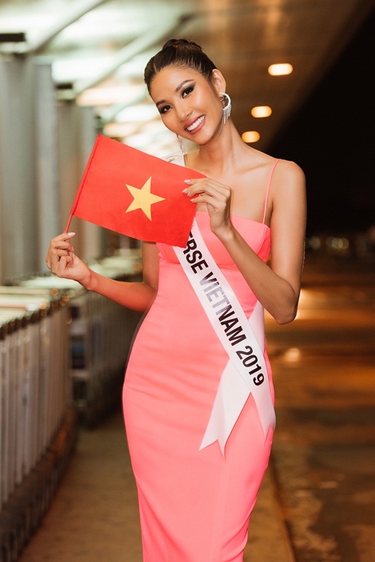 Vừa lên đường đi thi Miss Universe, Hoàng Thùy đã bị phạt 2.000 USD ở sân bay - Ảnh 1