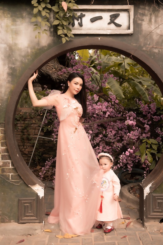 Trà Ngọc Hằng cùng con gái Sophia diện áo dài rực rỡ trong bộ ảnh xuân - Ảnh 5