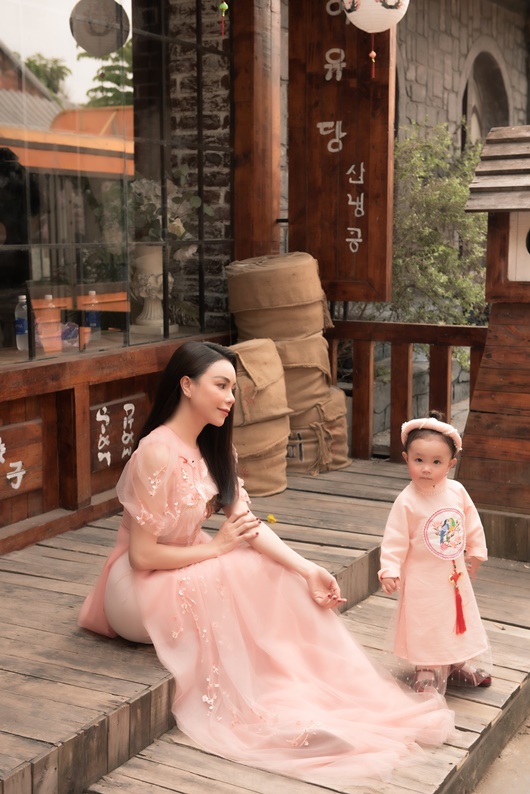 Trà Ngọc Hằng cùng con gái Sophia diện áo dài rực rỡ trong bộ ảnh xuân - Ảnh 3
