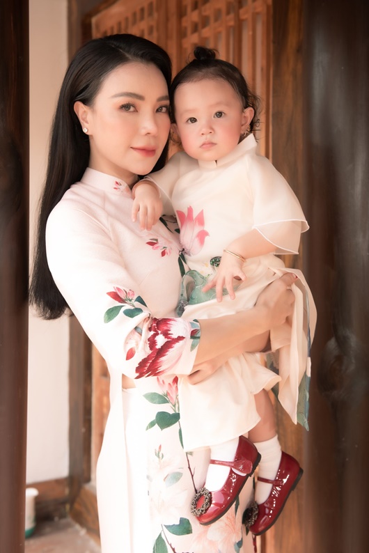 Trà Ngọc Hằng cùng con gái Sophia diện áo dài rực rỡ trong bộ ảnh xuân - Ảnh 6