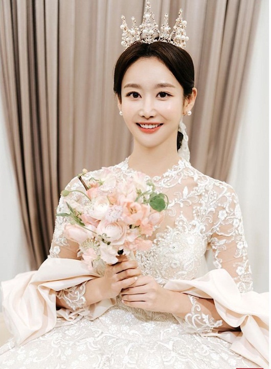 Cận cảnh váy cưới như công chúa cổ tích khiến sao nữ vô danh xứ Hàn thành tâm điểm - Ảnh 1