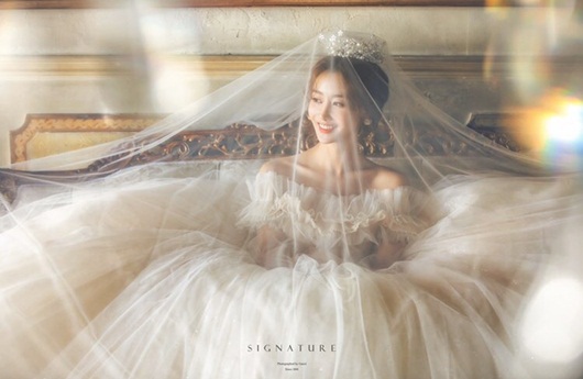 Cận cảnh váy cưới như công chúa cổ tích khiến sao nữ vô danh xứ Hàn thành tâm điểm - Ảnh 6