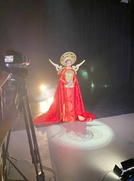 Quốc phục đỏ rực, đầy quyền lực của Hoài Sa ở Hoa hậu Chuyển giới Quốc tế 2020 - Ảnh 3