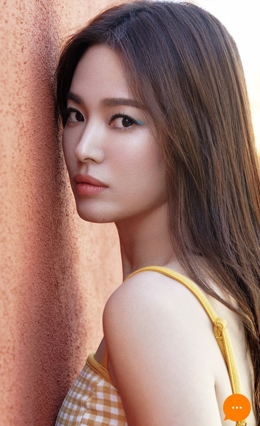 Song Hye Kyo khoe nhan sắc tươi trẻ tuổi 39 với váy ngắn gợi cảm - Ảnh 1