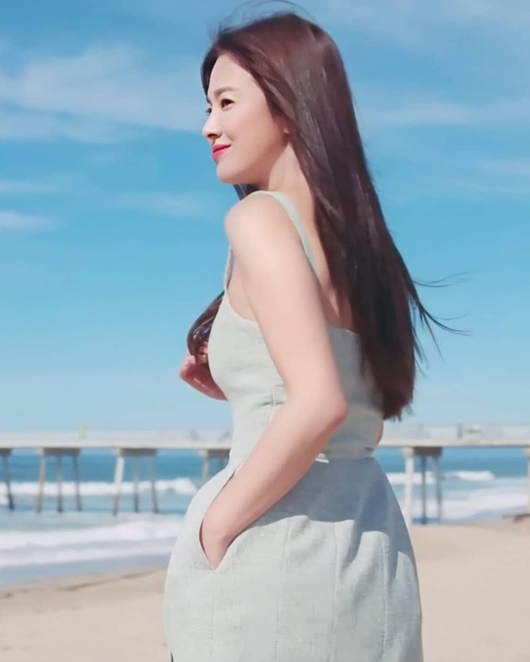 Song Hye Kyo khoe nhan sắc tươi trẻ tuổi 39 với váy ngắn gợi cảm - Ảnh 6