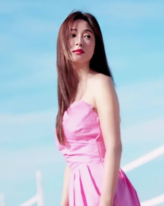 Song Hye Kyo khoe nhan sắc tươi trẻ tuổi 39 với váy ngắn gợi cảm - Ảnh 7