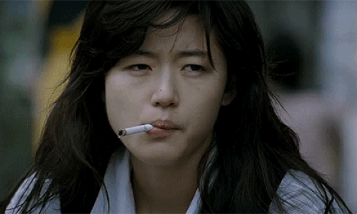 Mỹ nhân xứ Hàn hy sinh hình ảnh trong sáng, phì phèo điếu thuốc trên màn ảnh - Ảnh 2