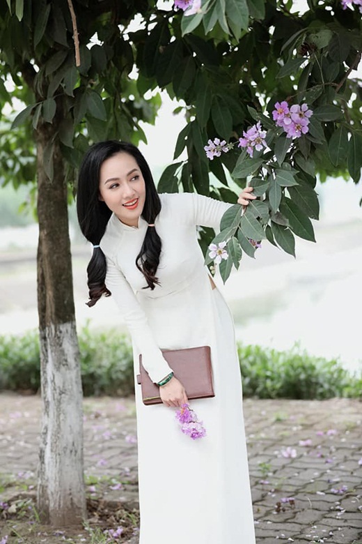 BTV Hoài Anh diện áo dài trắng tinh khôi, được ví như "nữ sinh" ở tuổi 40 - Ảnh 2