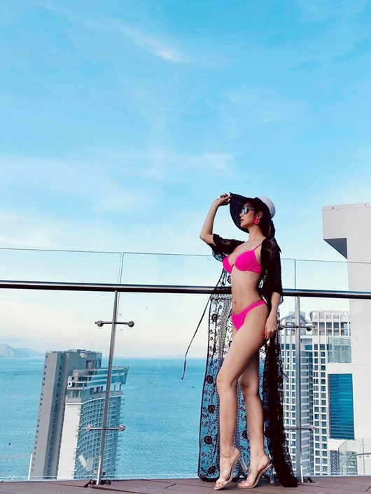 Jennifer Phạm diện bikini "nhuộm" hồng rực mùa hè, khoe thân hình nóng bỏng sau khi sinh con thứ 4 - Ảnh 3