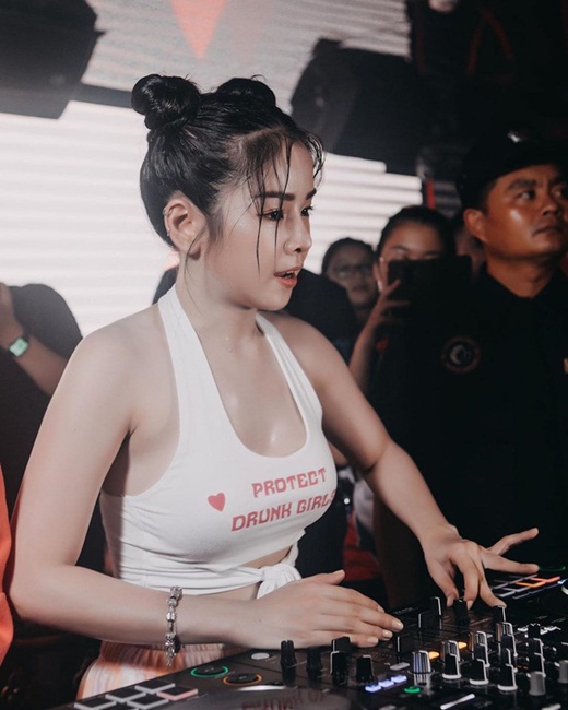 Hé lộ về nữ DJ hot nhất Rap Việt: Nhan sắc như búp bê, thân hình bốc lửa - Ảnh 3