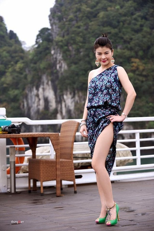 NSƯT Kim Oanh U50 vẫn diện váy xẻ cao "chới với", lộ hình xăm "chất chơi" ở vị trí đặc biệt - Ảnh 1