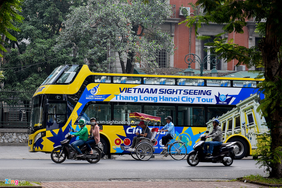 Xe buýt 2 tầng mui trần xuất hiện trên đường phố Hà Nội